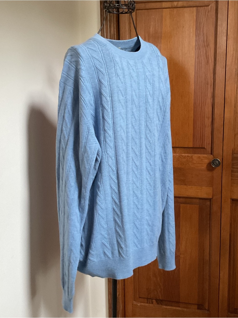 Kinross Classic Men’s Cable Knit Crewneck Sweater - Light Blue